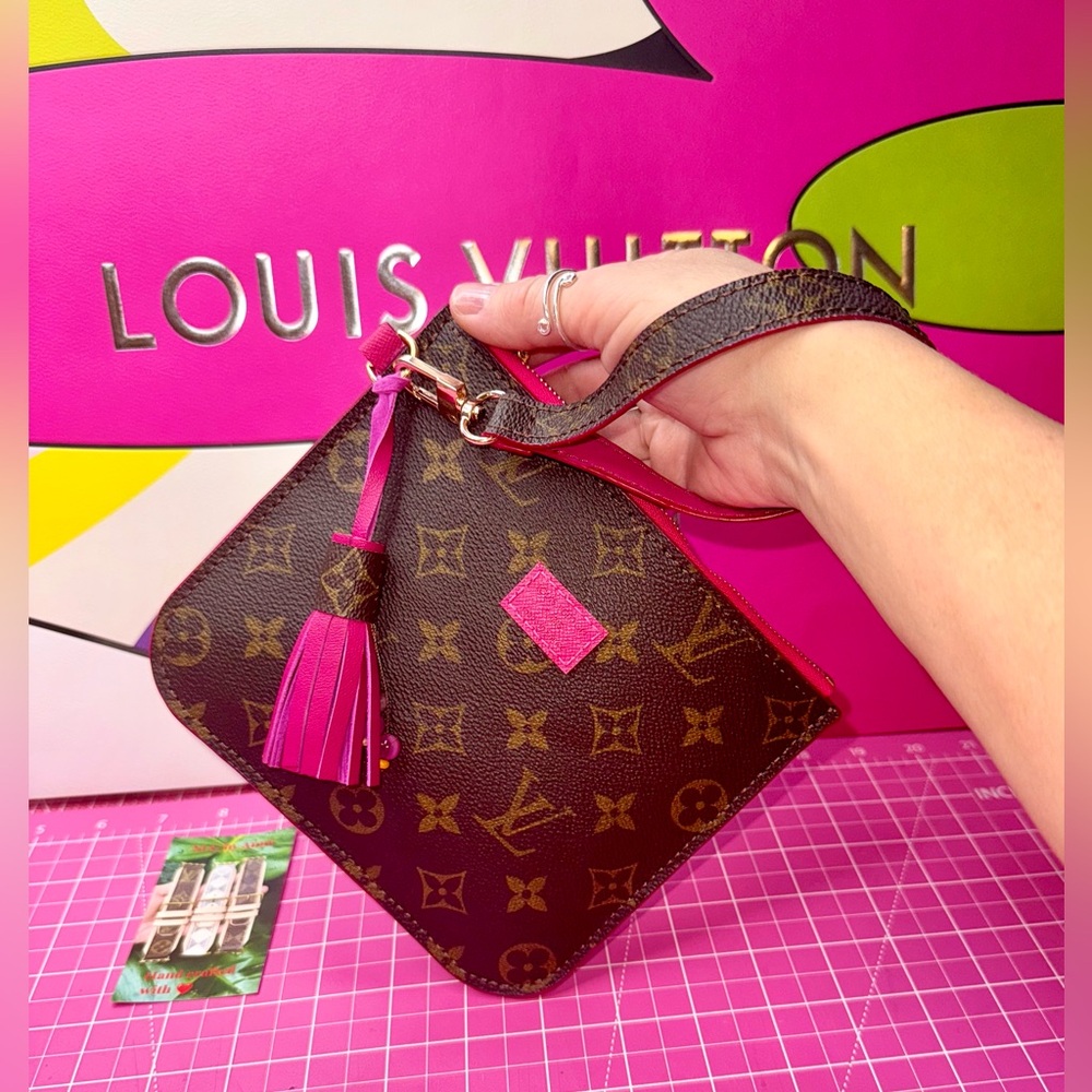🩷 Hott Pink Monogram Wristlet Pochette Pouch